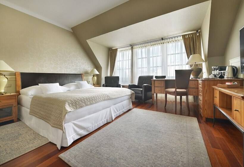 اتاق اجرایی, Marrol S Boutique