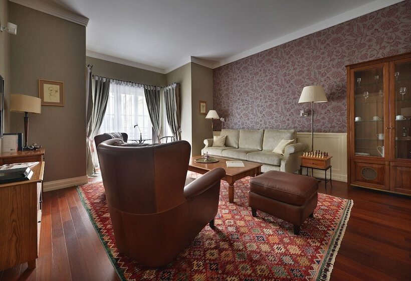 سوییت لوکس, Marrol S Boutique