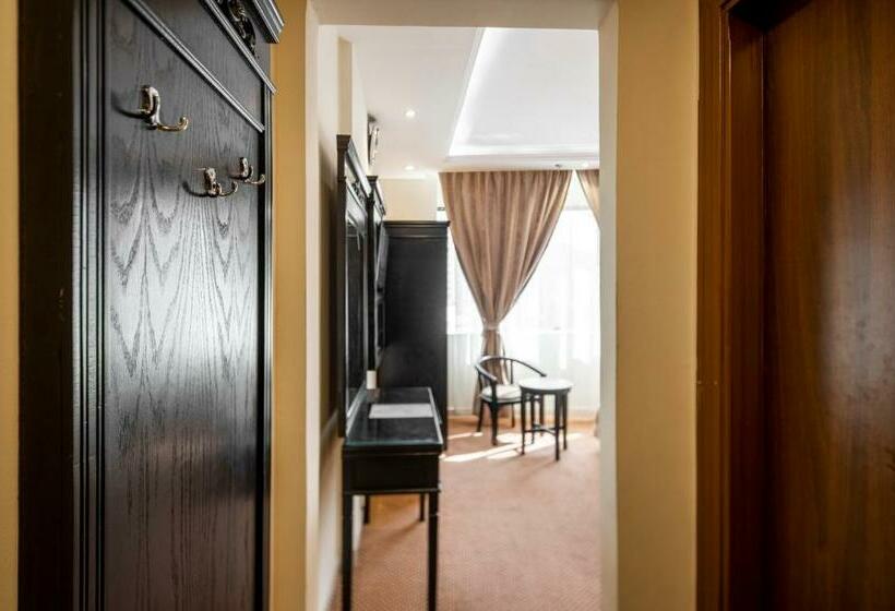 スタンダードトリプルルーム, Kyona Alaziziyah