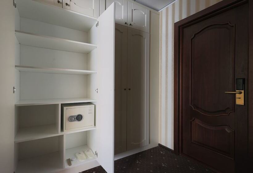 سوئیت پریمیوم, Fenix Town