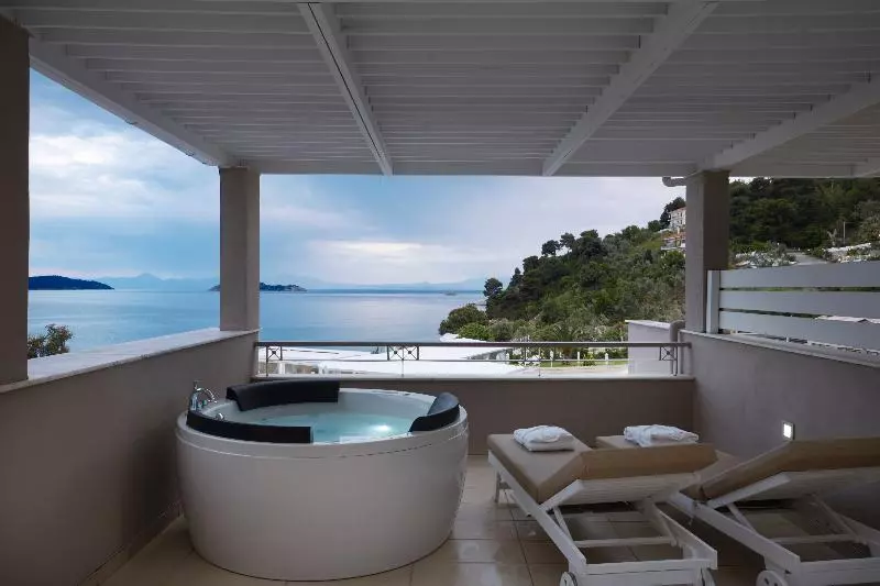 سوئیت جونیور با ماساژ آبی, Kassandra Bay Resort, Suites & Spa