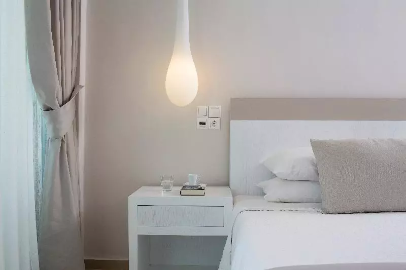 سوئیت جونیور با ماساژ آبی, Kassandra Bay Resort, Suites & Spa