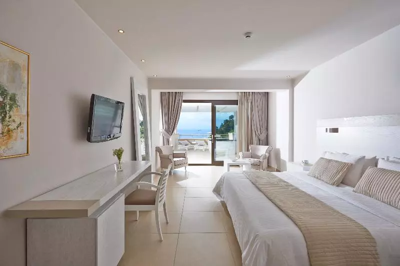 سوئیت جونیور با ماساژ آبی, Kassandra Bay Resort, Suites & Spa