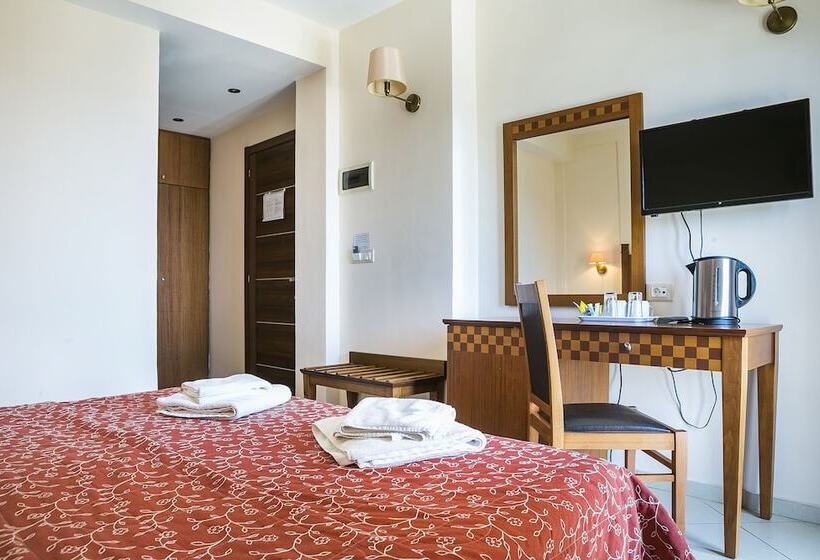 اتاق استاندارد با چشم‌انداز استخر, Lassi