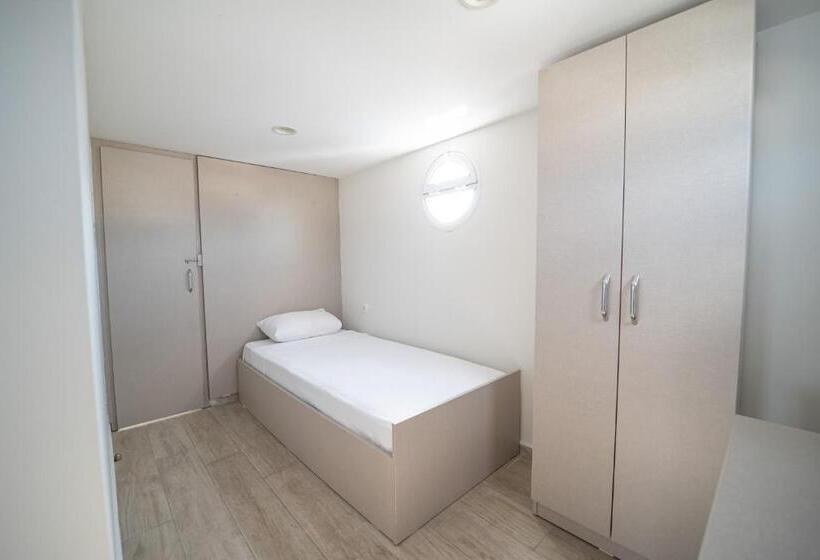 スーペリアの4人部屋, Moda Beach