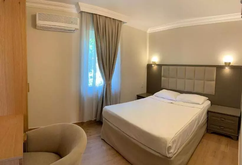 سوییت سوپریور, Moonshine Hotel & Suites