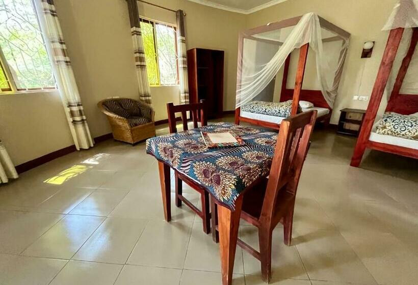 带2个双人床的标准工作室, Charming Bungalows