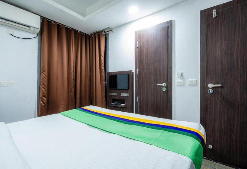 Standardrum, Treebo Silver Apartment