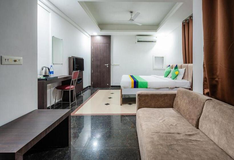 Superior Rum, Treebo Silver Apartment