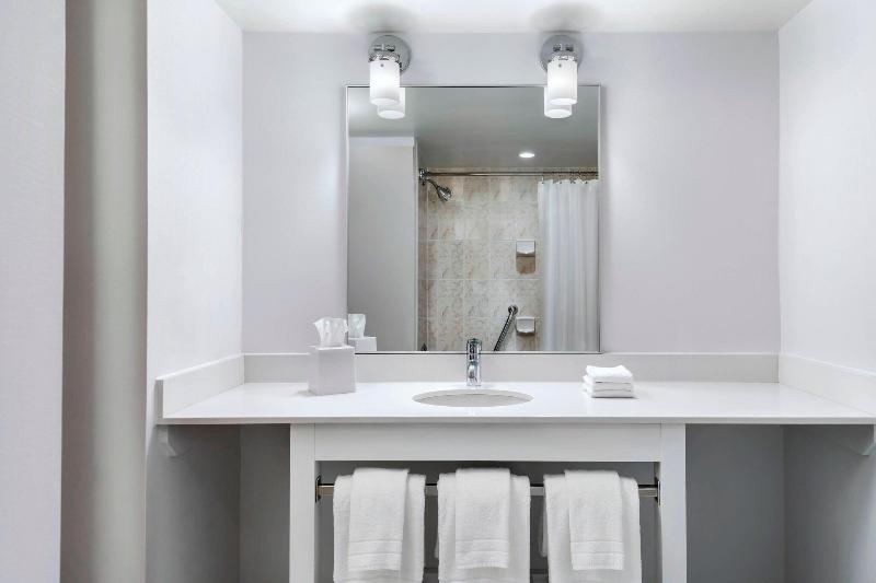 스탠다드 룸 킹사이즈 침대, Kingston Marriott