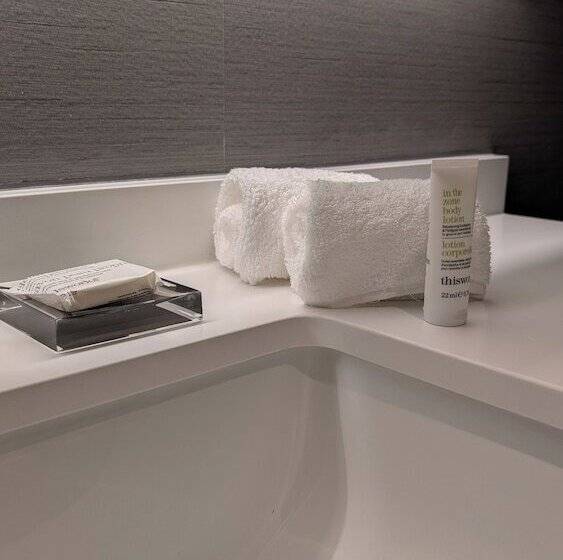 اتاق کلاب, Kingston Marriott