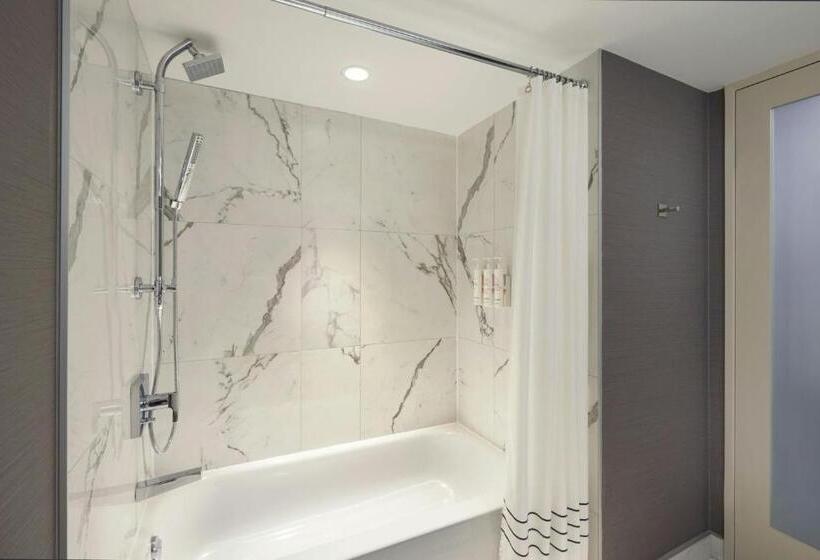 Quarto Estandar Cama Queen para Deficientes Físicos, Kingston Marriott