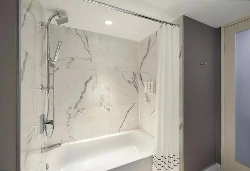 اتاق استاندارد با تخت دو نفره بزرگ برای معلولان, Kingston Marriott