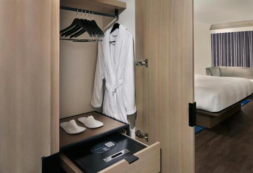 Quarto Estandar Cama King, Kingston Marriott