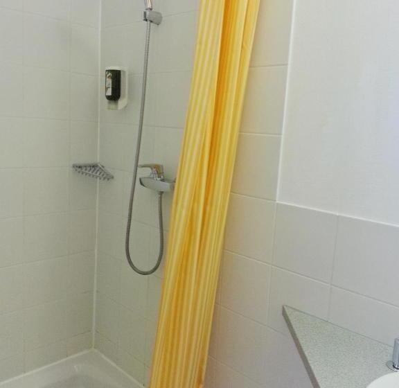 غرفة قياسية لذوى الاحتياجات الخاصة, Orange Wings Krems