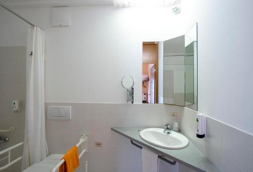 غرفة قياسية لذوى الاحتياجات الخاصة, Orange Wings Krems