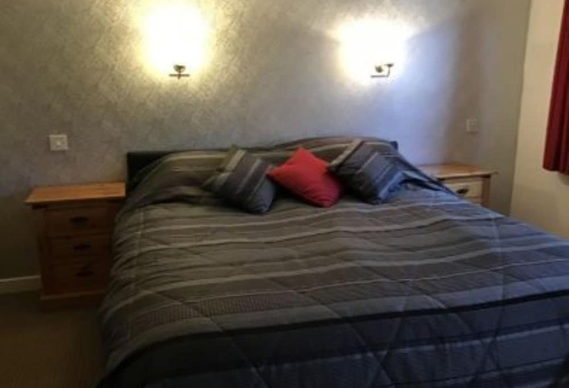 Семейный Номер, The Old Inn