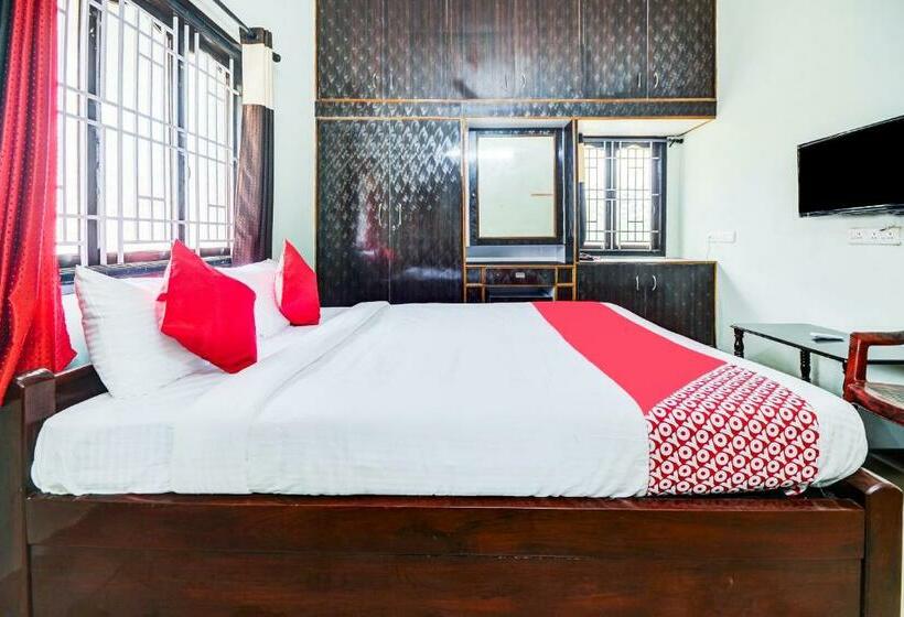 Pokój Deluxe Trzyosobowy, O Aruthraa Residency