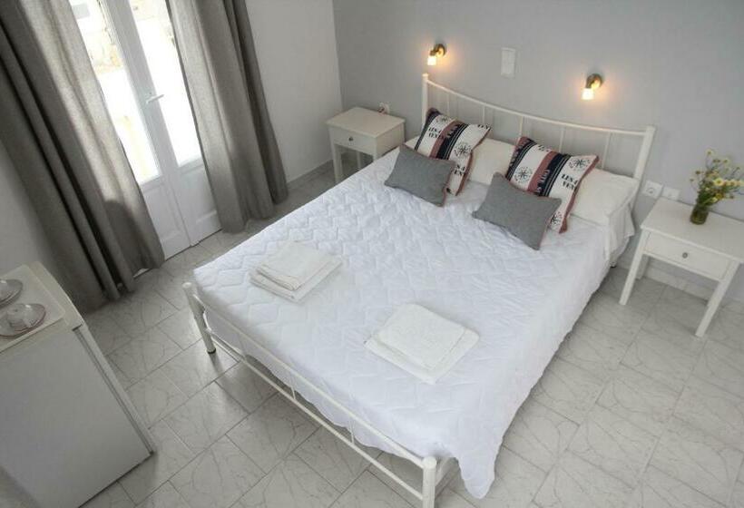غرفة قياسية مزوَّدة بشُرفة, Grozos Rooms