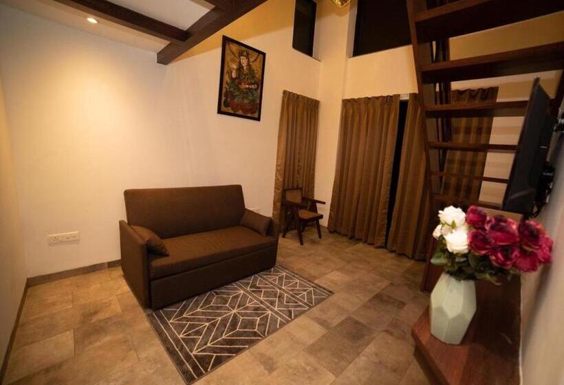 جناح جونيور ديلوكس, Half Hotel, Calangute