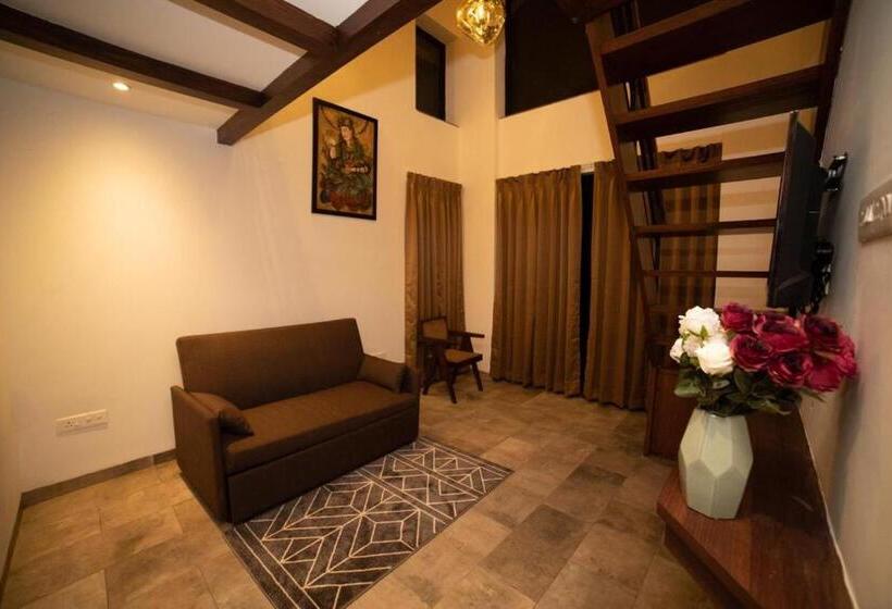 جناح جونيور ديلوكس, Half Hotel, Calangute