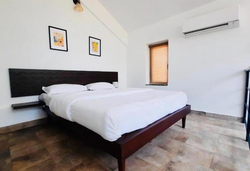 جناح جونيور ديلوكس, Half Hotel, Calangute