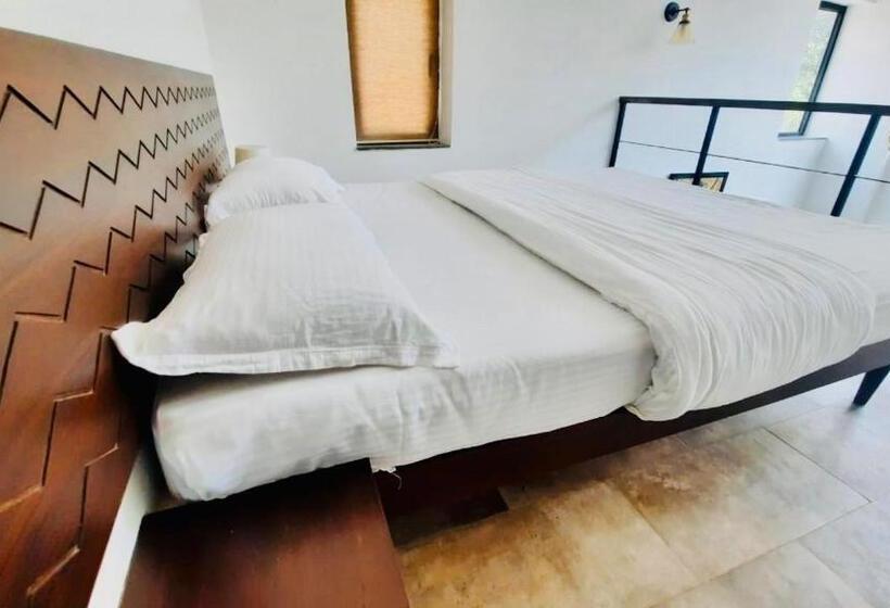 جناح جونيور ديلوكس, Half Hotel, Calangute