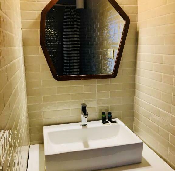 جناح جونيور ديلوكس, Half Hotel, Calangute