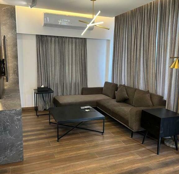 سوییت لوکس, Foy S Lake Resort