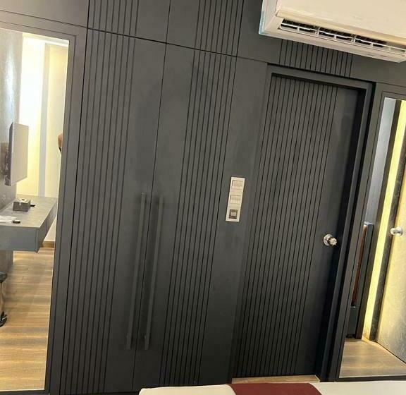 سوییت لوکس, Foy S Lake Resort