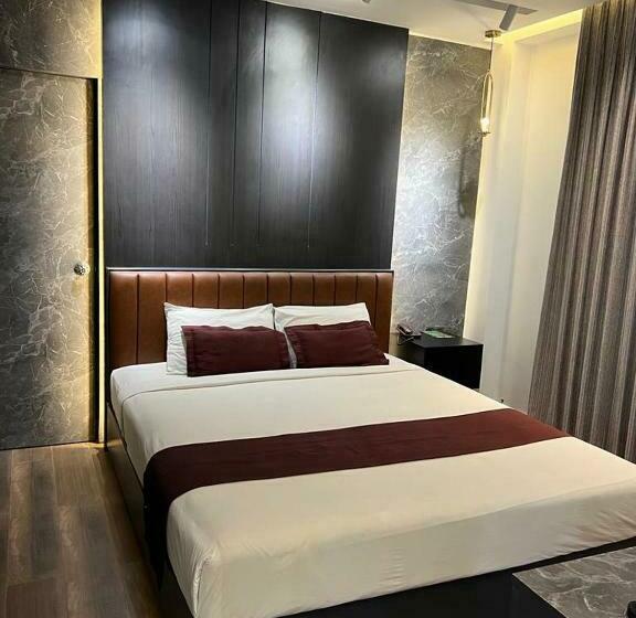 سوییت لوکس, Foy S Lake Resort