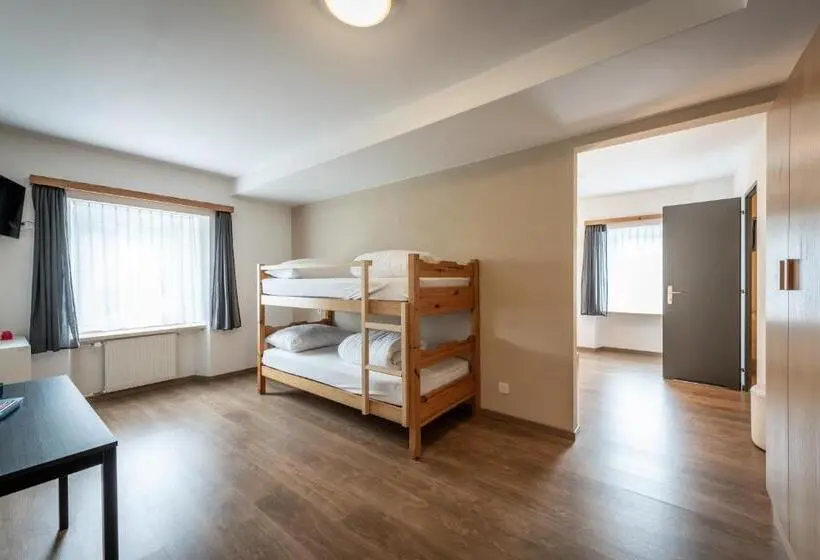 Quarto Familiar, Greina