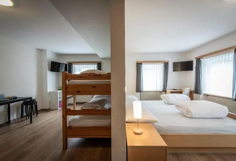 Quarto Familiar, Greina
