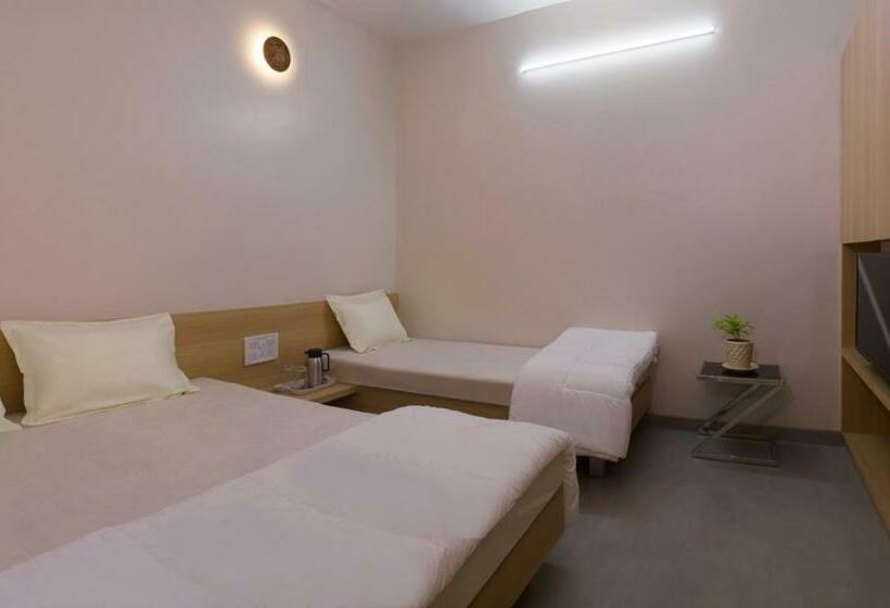 اتاق استاندارد سه نفره, Aavas Inn