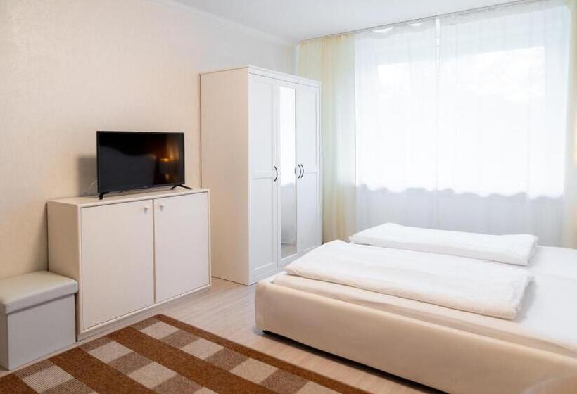 스탠다드 스튜디오, Zum Hahn