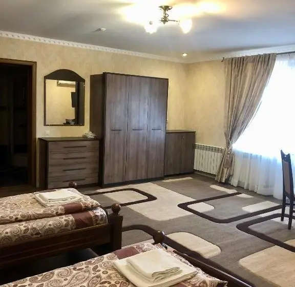 Classic Kolmen Hengen Huone, Ashad