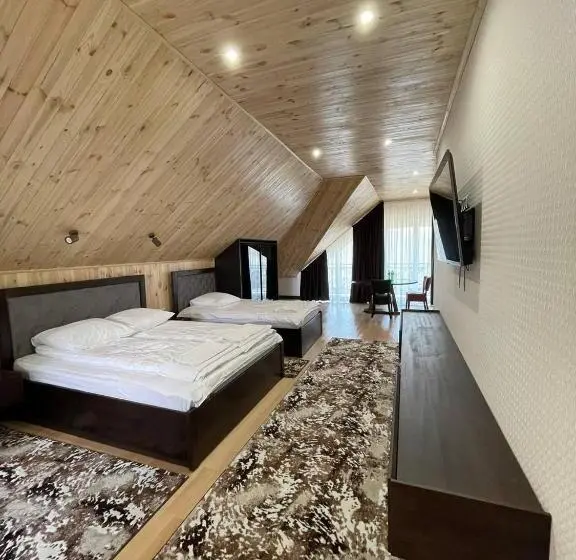 Superior Kolmen Hengen Huone, Ashad