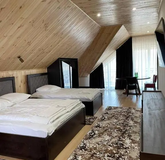 Superior Kolmen Hengen Huone, Ashad