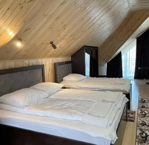 Superior Kolmen Hengen Huone, Ashad