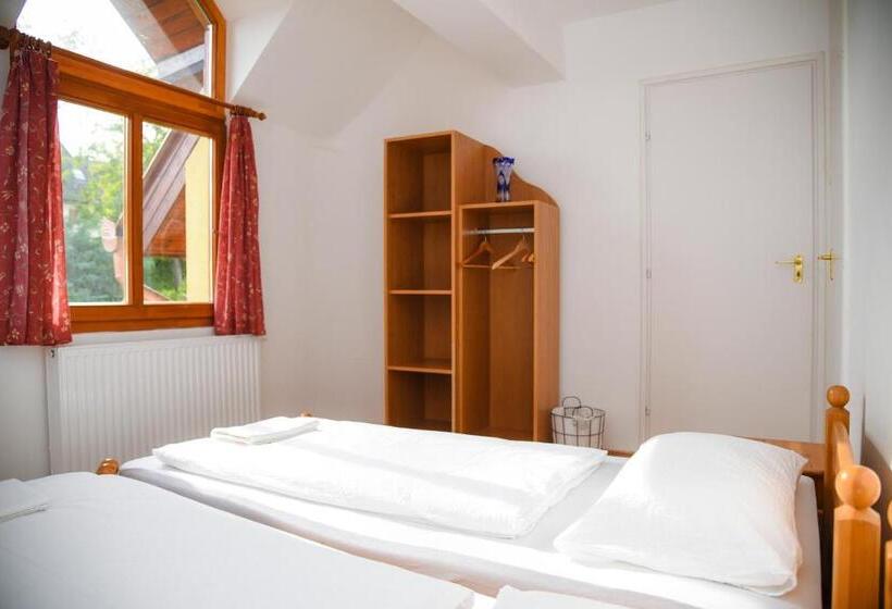 شقة غرفة واحدة, Mokus Vendeghaz