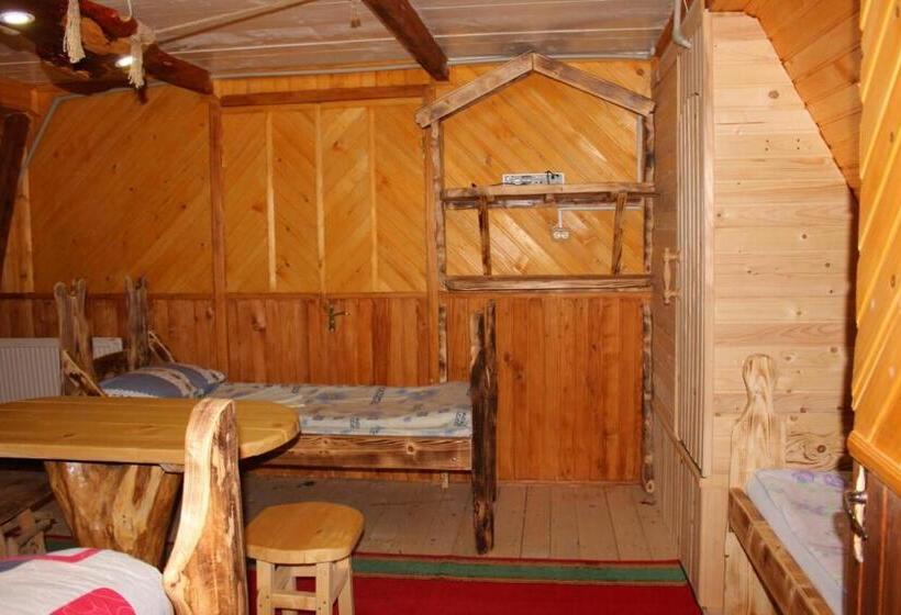 اتاق خانوادگی با چشمانداز کوه, Skhovanka Dovbusha