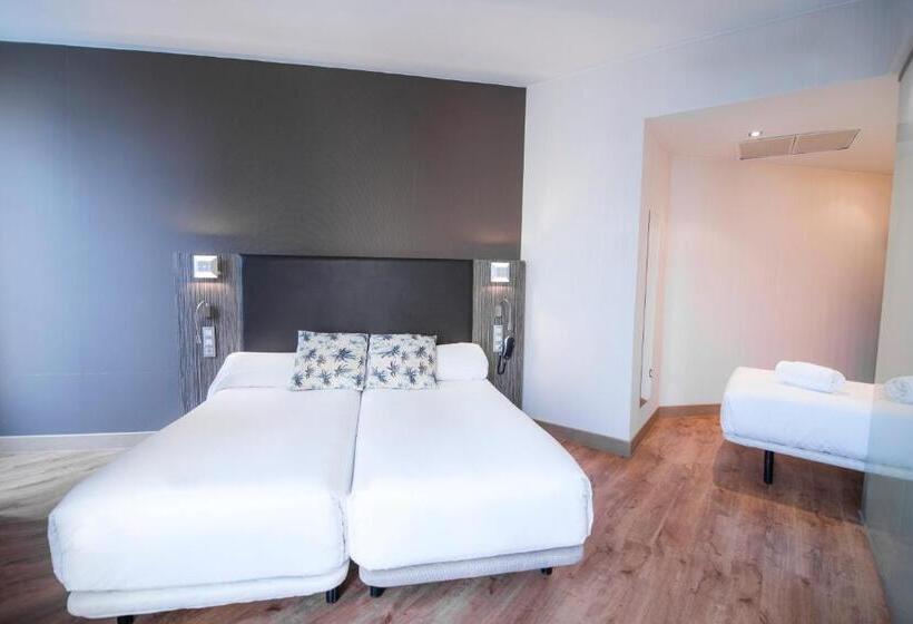اتاق استاندارد سه نفره, Petit Palace Santa Cruz