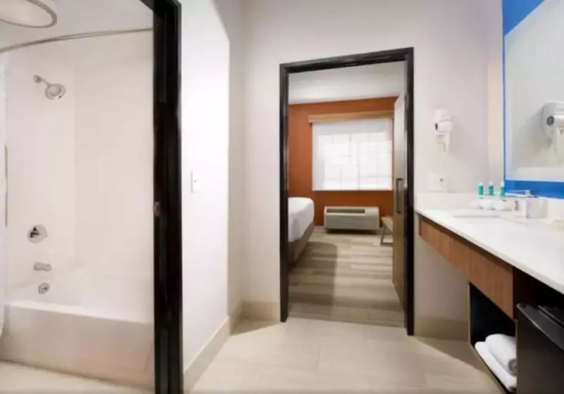 اتاق استاندارد سه نفره, Petit Palace Santa Cruz