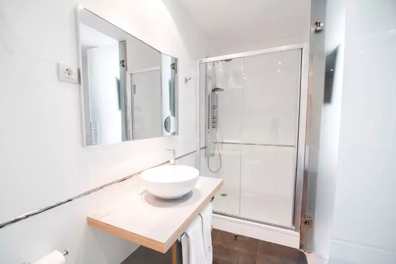 اتاق استاندارد سه نفره, Petit Palace Santa Cruz