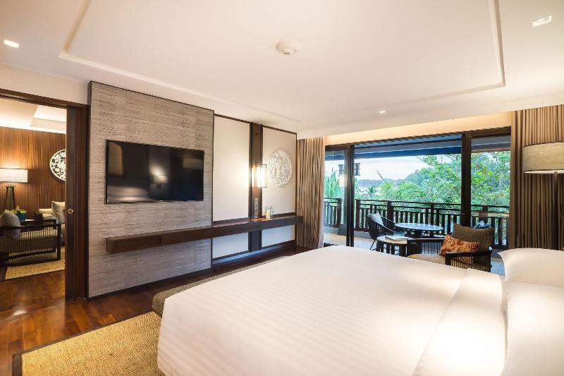 מיטת קינג בסוויטה, Phuket Marriott Resort And Spa, Nai Yang Beach