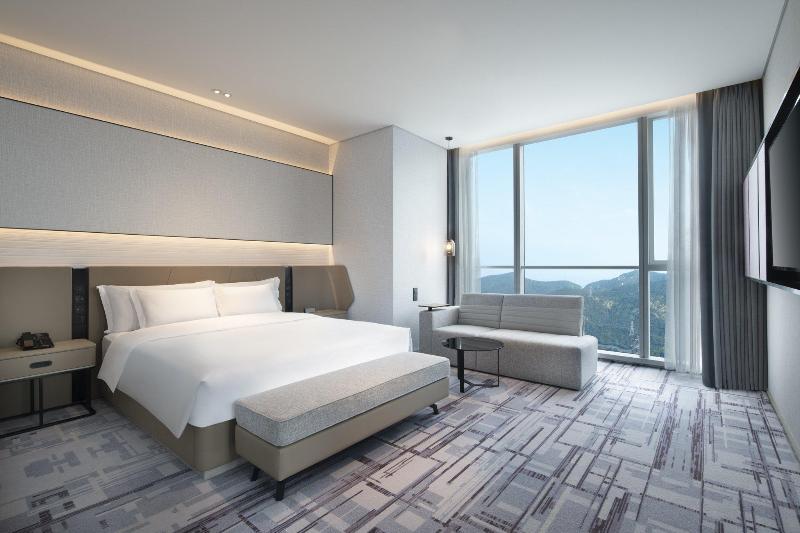 스탠다드 룸 킹사이즈 침대, Crowne Plaza Dalian Xinghai, An Ihg