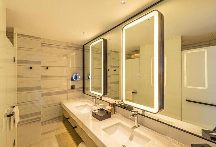 オーシャンビューのプレミアムルーム。, Crowne Plaza Dalian Xinghai, An Ihg