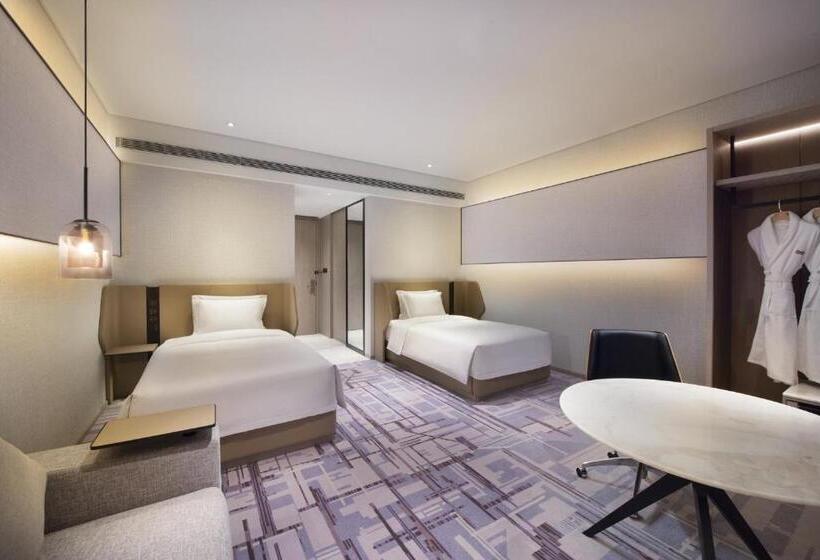 オーシャンビューのプレミアムルーム。, Crowne Plaza Dalian Xinghai, An Ihg