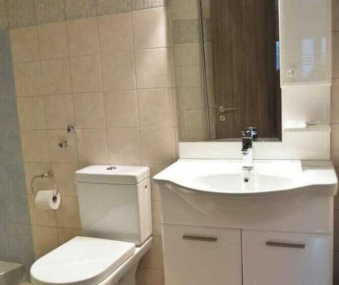 اتاق استاندارد سه نفره, Mikri Archontissa