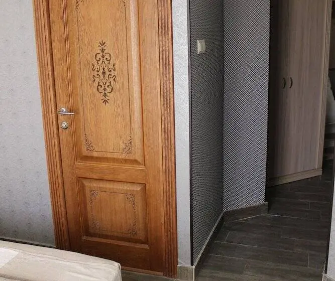 اتاق لوکس سه تخته, Pyatnica